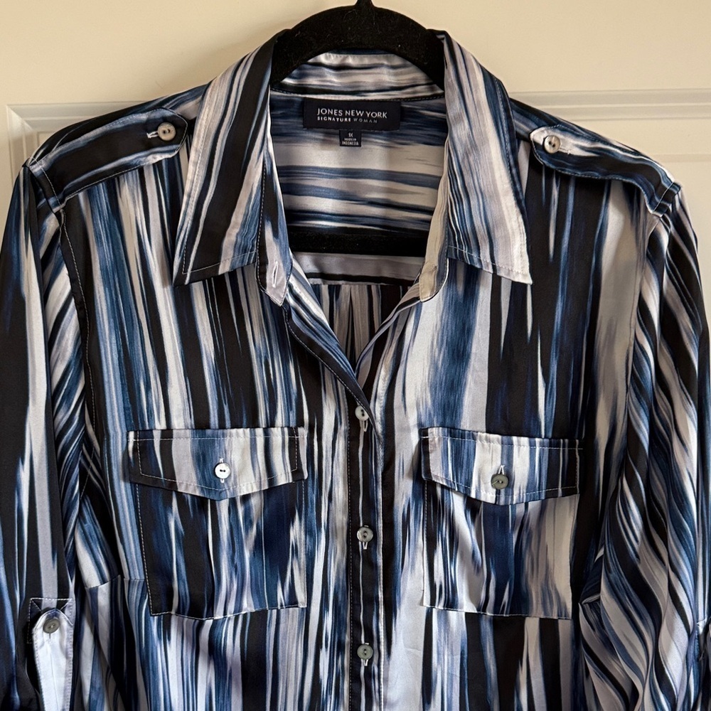 Jones New York Signature Size 1X Vertical Artsy Blue & White Striped Blouse - Picture 3 of 9